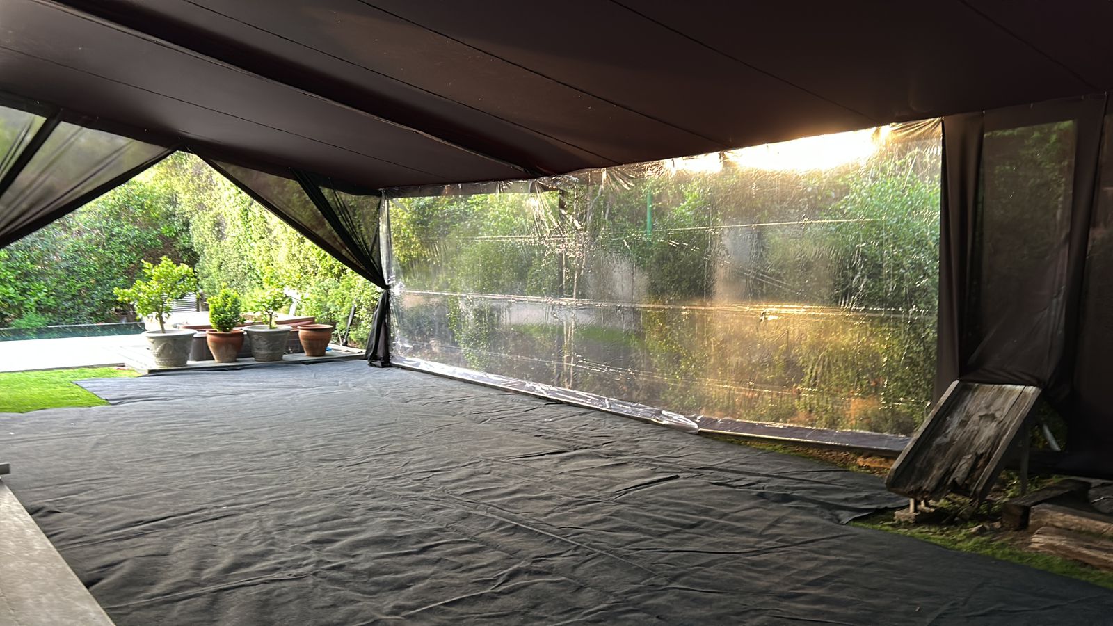 Carpa negra panorámica 