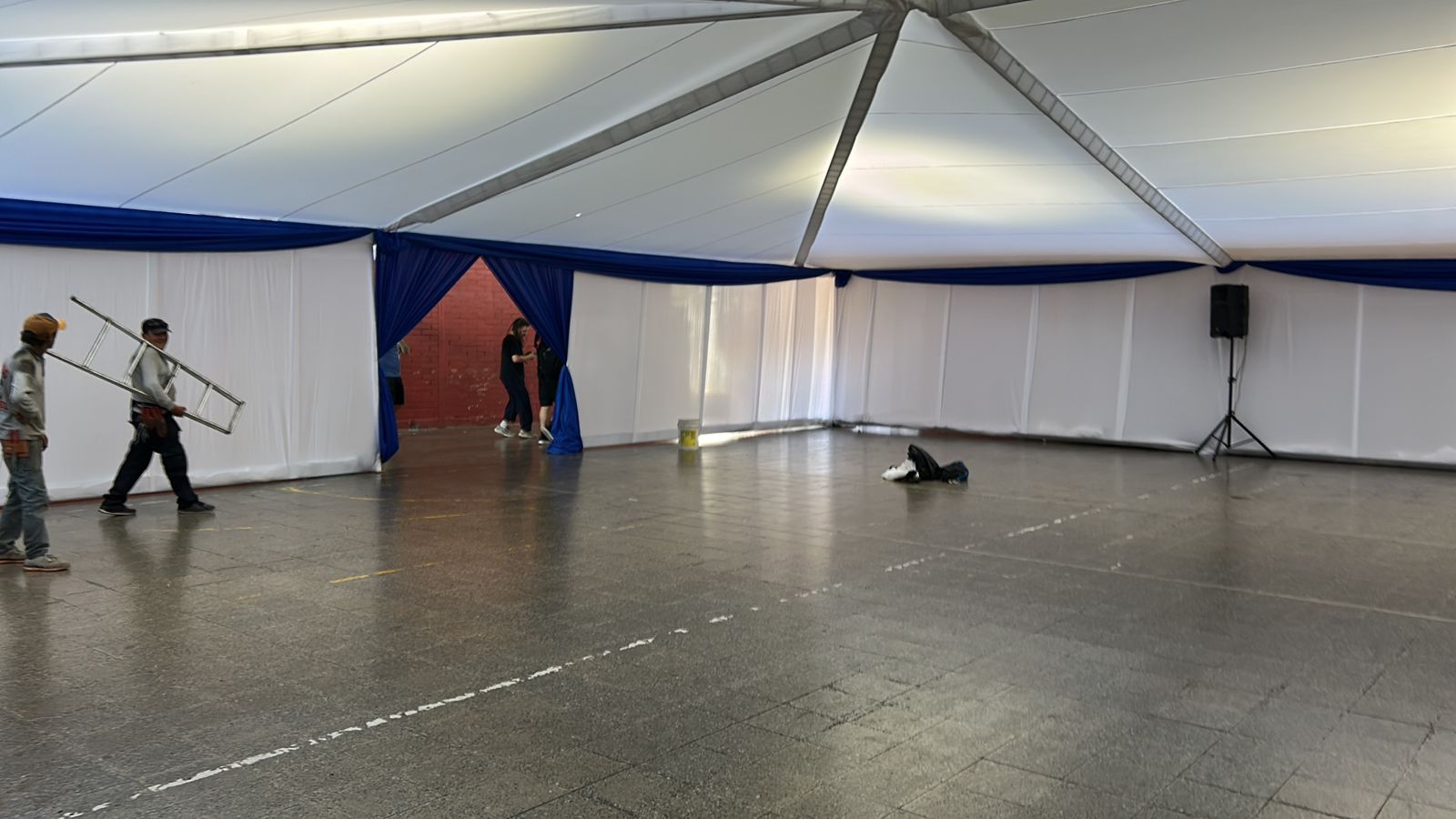 Arriendo de Carpa Estructural con Cenefas Azules
